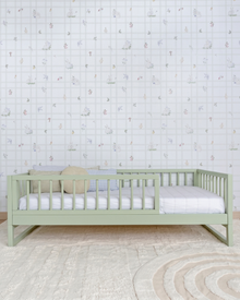 Cama Palito Evolutiva 4 em 1 na cor Verde, vista em ângulo no quarto, com grade lateral.