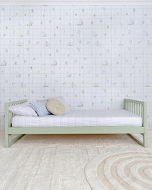 Cama Palito Evolutiva 4 em 1 na cor Verde, em modo sofá, vista em ângulo no quarto.