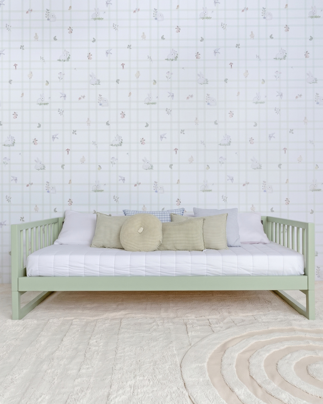 Cama Palito Evolutiva 4 em 1 na cor Verde, em modo sofá, com almofadas, no quarto.