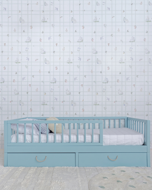 Cama Palito Evolutiva com Gavetões 4 em 1 na cor Azul, vista frontal no quarto, com grade e dois gavetões.
