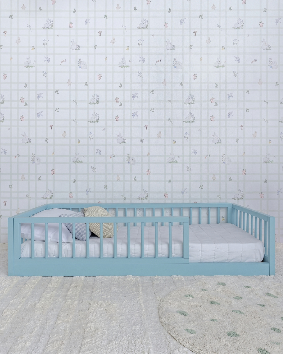 Cama Palito Evolutiva com Gavetões 4 em 1 na cor Azul, vista em ângulo no quarto, com grade lateral.