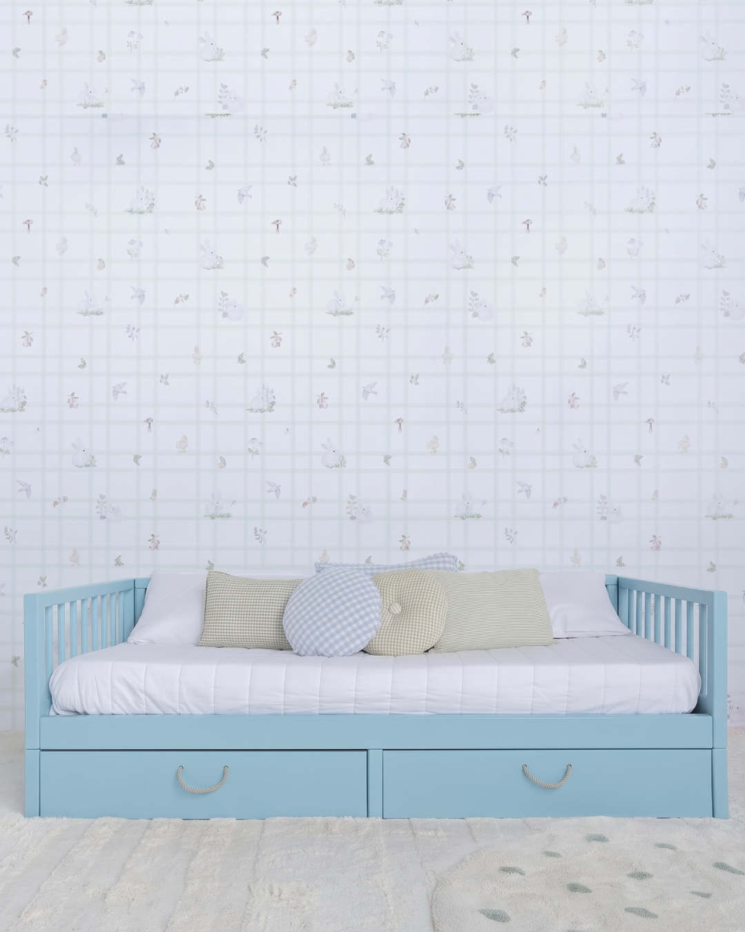 Cama Palito Evolutiva com Gavetões 4 em 1 na cor Azul, em modo sofá, com almofadas, no quarto.