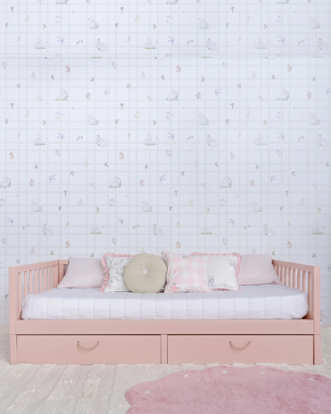 Cama Palito Evolutiva com Gavetões 4 em 1 na cor Rosa, em modo sofá, com almofadas, no quarto.