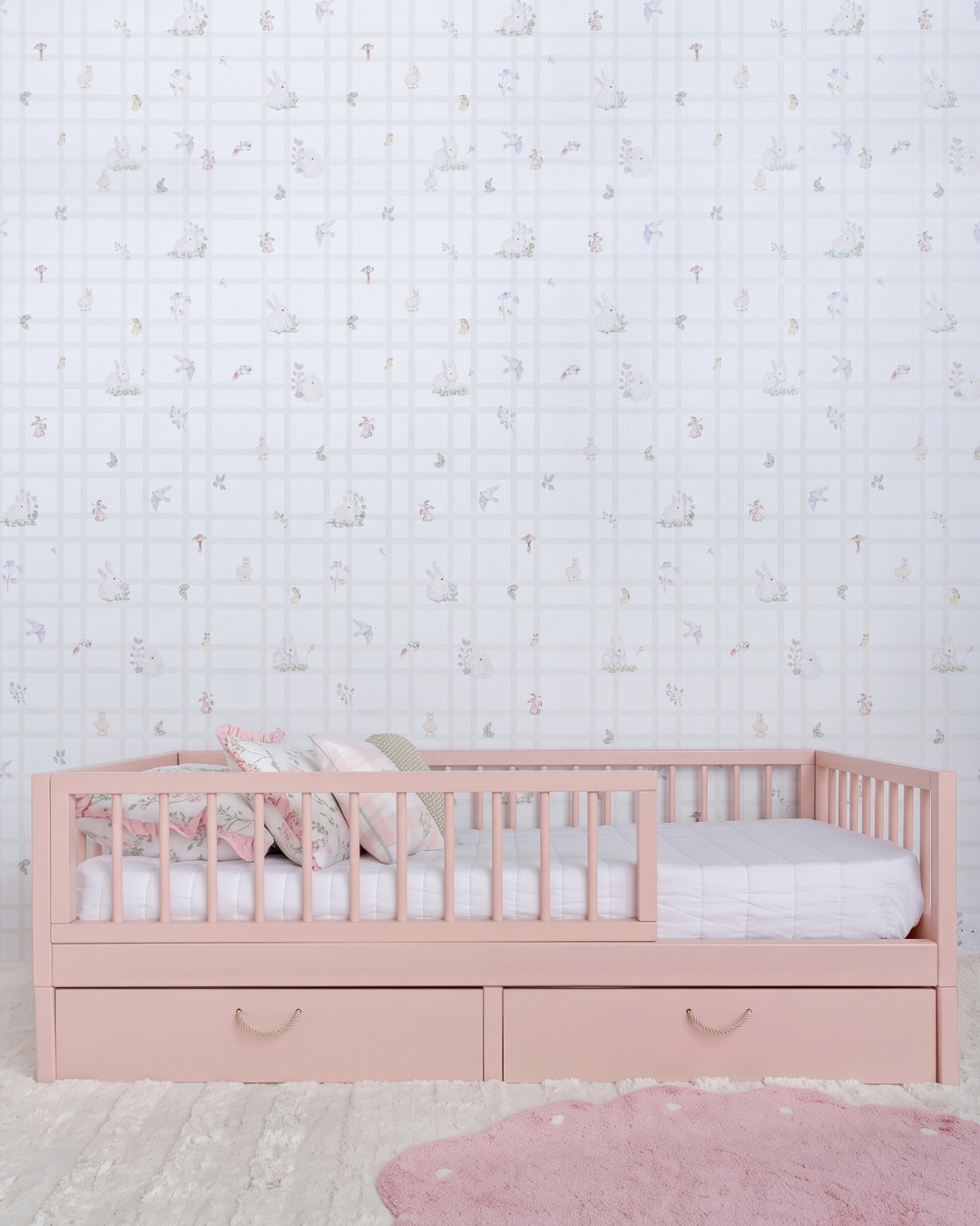 Cama Palito Evolutiva com Gavetões 4 em 1 na cor Rosa, vista frontal no quarto, com grade e dois gavetões.