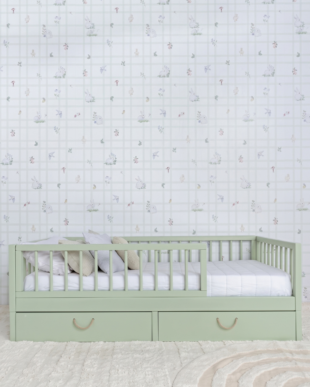 Cama Palito Evolutiva com Gavetões 4 em 1 na cor Verde, vista frontal no quarto, com grade e dois gavetões.