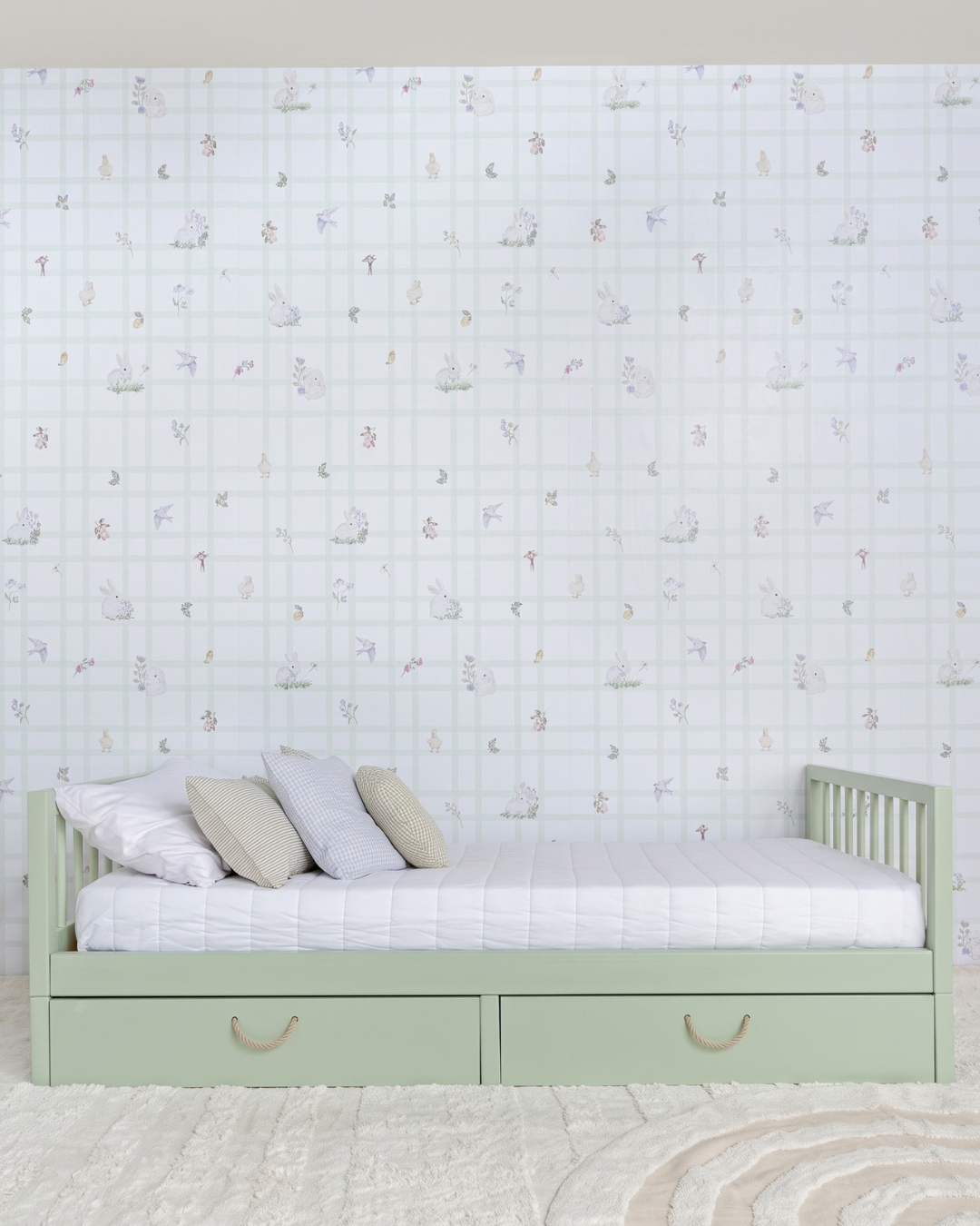 Cama Palito Evolutiva com Gavetões 4 em 1 na cor Verde, em modo sofá, vista em ângulo no quarto.