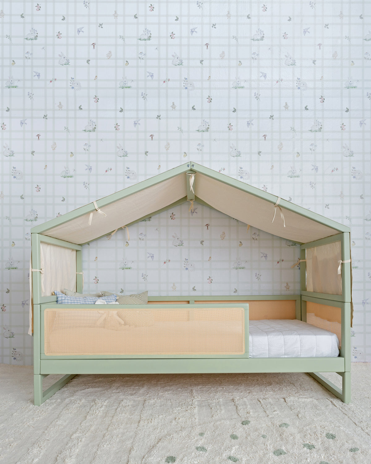 Cama Casinha Palha Evolutiva 4 em 1 na cor Verde, com a estrutura de casinha, vista em ângulo.