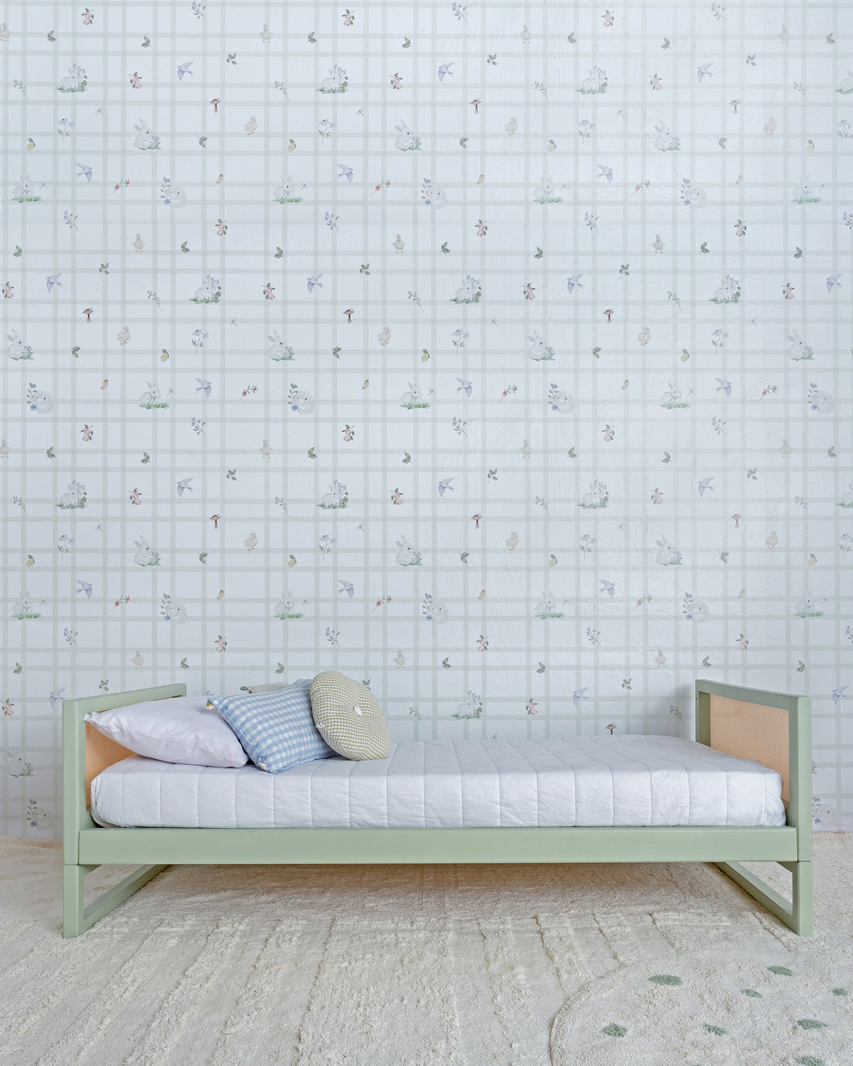 Cama Casinha Palha Evolutiva 4 em 1 na cor Verde, em modo sofá, vista em ângulo no quarto.