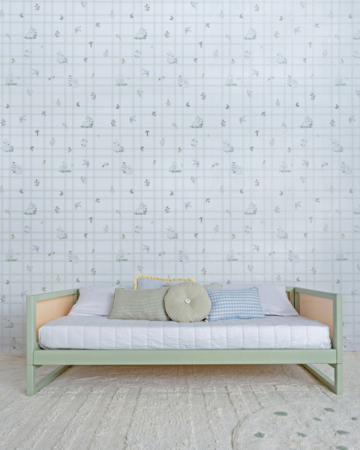 Cama Casinha Palha Evolutiva 4 em 1 na cor Verde, em modo sofá, com almofadas, no quarto.