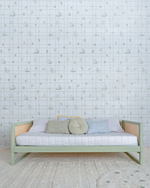 Cama Casinha Palha Evolutiva 4 em 1 na cor Verde, em modo sofá, com almofadas, no quarto.