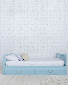 Cama Palito Evolutiva com Gavetões 4 em 1 na cor Azul, em modo sofá, vista em ângulo no quarto.