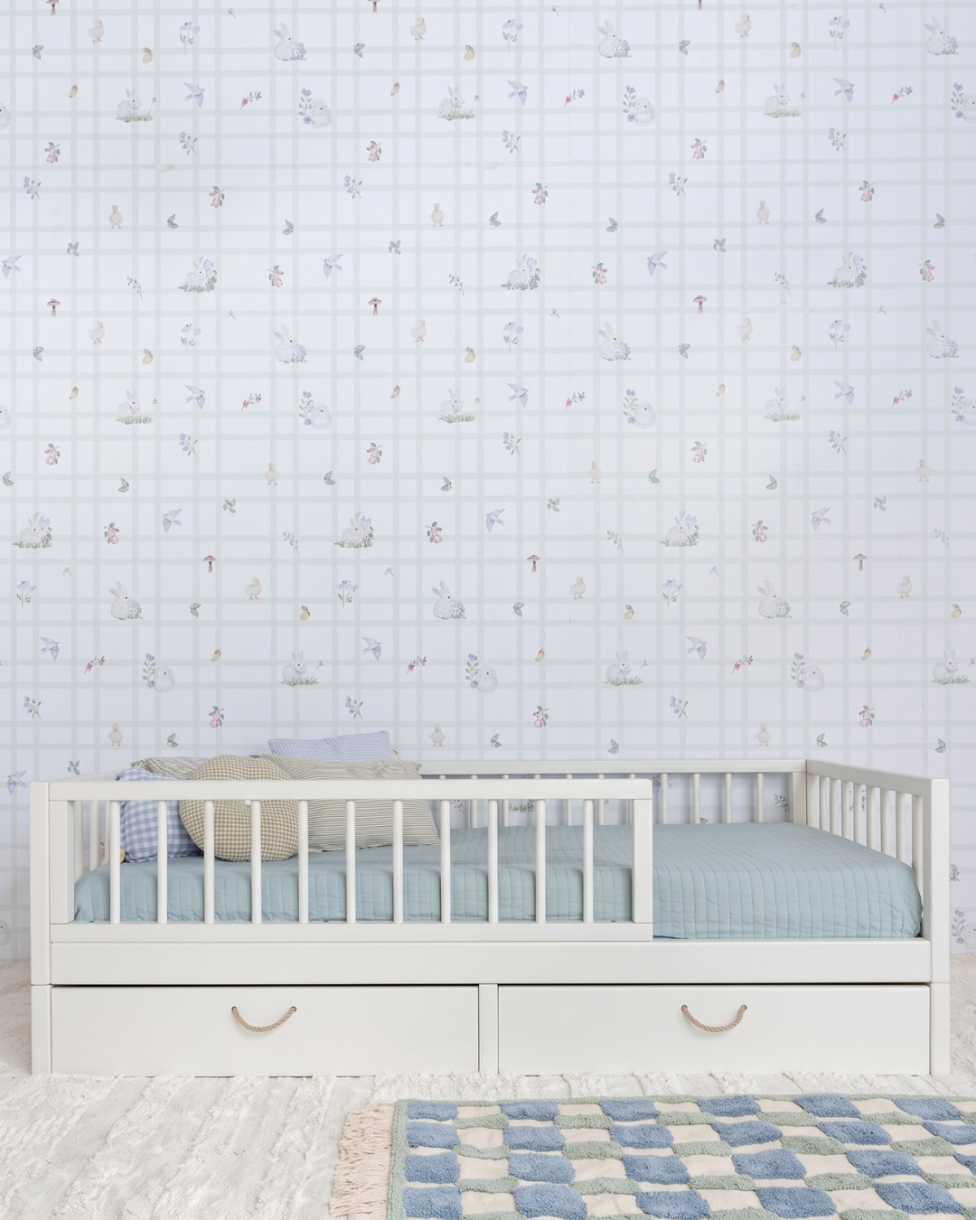 Cama Palito Evolutiva com Gavetões 4 em 1 na cor Off White, vista em ângulo no quarto, com grade e gavetões.