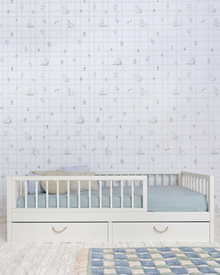Cama Palito Evolutiva com Gavetões 4 em 1 na cor Off White, vista em ângulo no quarto, com grade e gavetões.