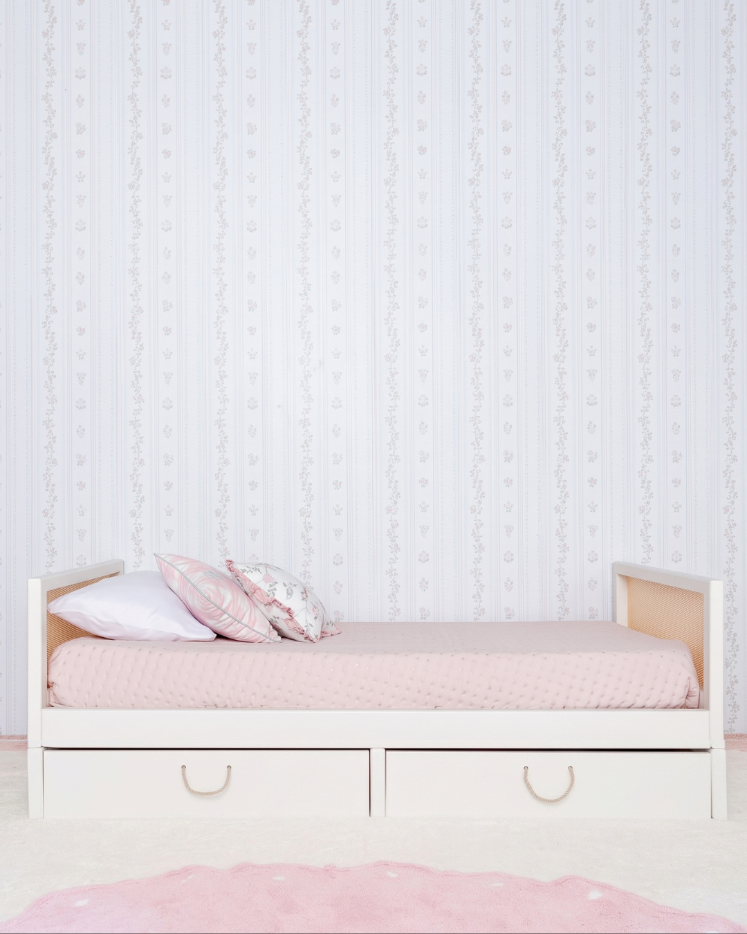 Cama Palha Evolutiva com Gavetões 4 em 1 na cor Off White, em modo sofá, com almofadas, no quarto.