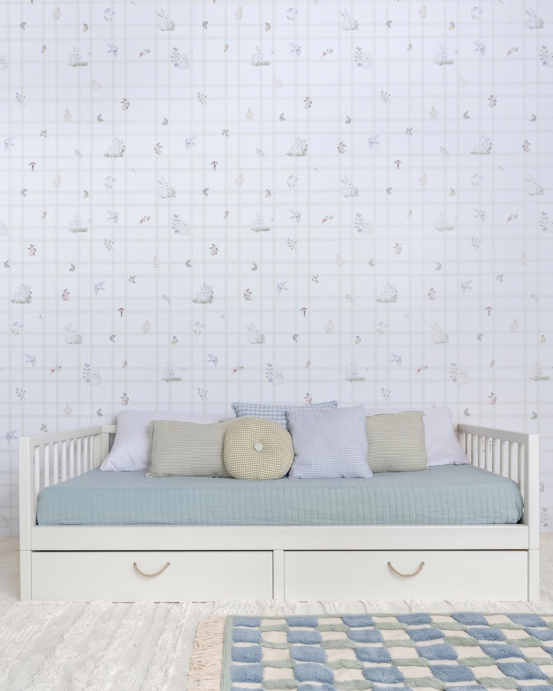 Cama Palito Evolutiva com Gavetões 4 em 1 na cor Off White, em modo sofá, com almofadas, no quarto.