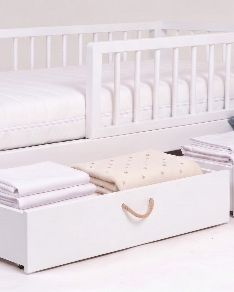Gavetão aberto mostrando o espaço interno para brinquedos e roupa de cama