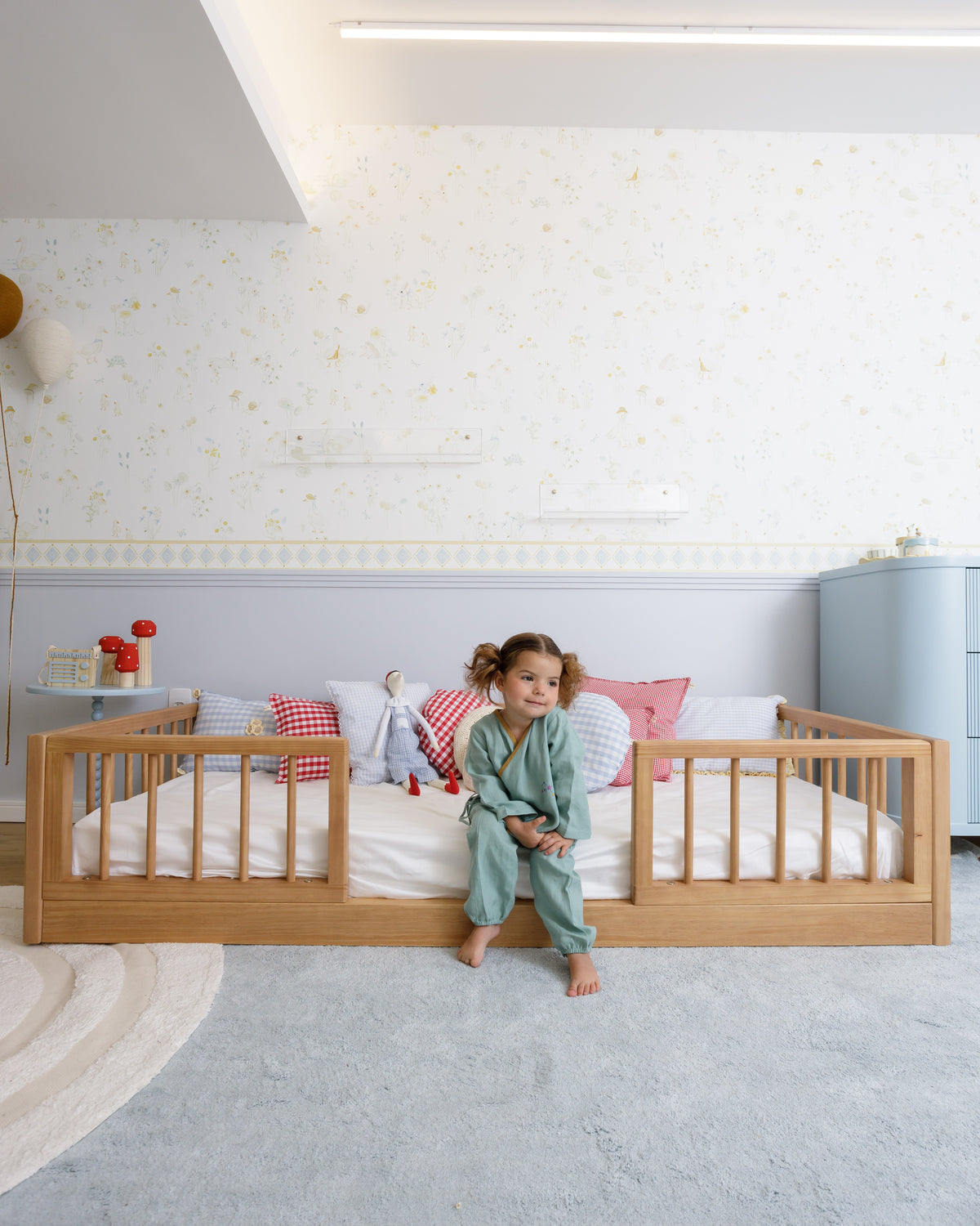 Oak Wooden Evolutionary Daybed · 4-in-1 · Central Outlet