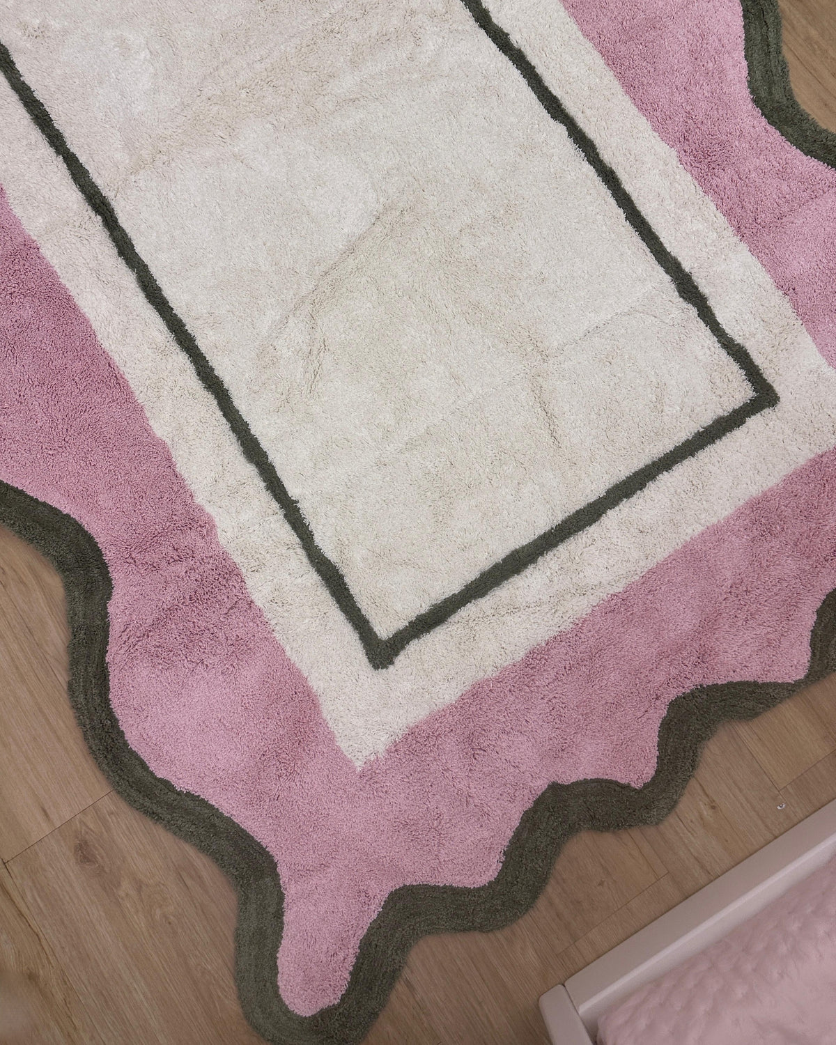 Tapete de Algodão Peter 150 x 250 Fundo Cru com Borda Rosa Claro e detalhe Verde Oliva