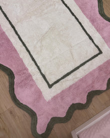 Tapete de Algodão Peter 150 x 250 Fundo Cru com Borda Rosa Claro e detalhe Verde Oliva