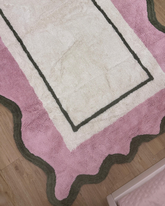 Tapete de Algodão Peter 150 x 250 Fundo Cru com Borda Rosa Claro e detalhe Verde Oliva