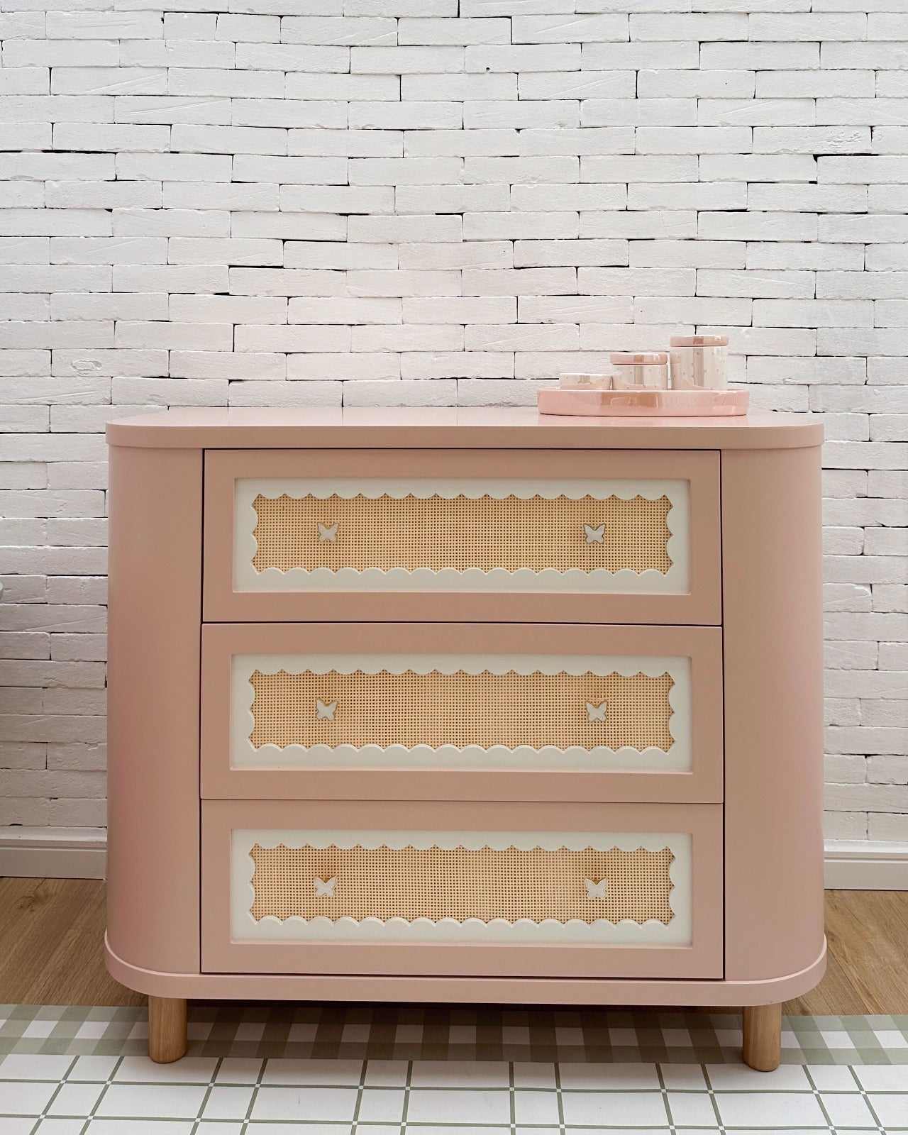 Cômoda Babado · Verso Rosa e Off white