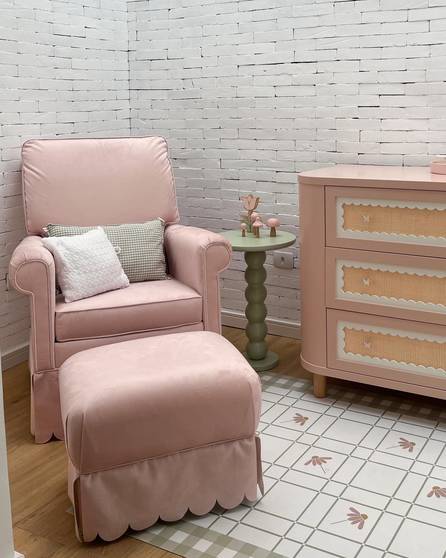 Poltrona Veludo Rosa Nina + Puff