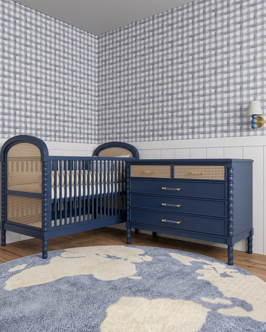 Berço Lorde Inglês com Palha na cor Azul Marinho, no quarto, ao lado da cômoda da mesma cor.