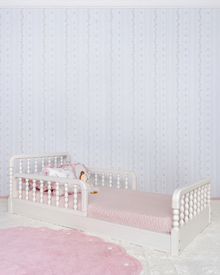 Bicama Poema 4 em 1 na cor Off White, vista frontal no quarto, com a cama auxiliar embaixo.