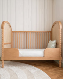 Berço Lorde Inglês com Palha na cor Madeira Carvalho, convertido em mini-cama, vista em ângulo.