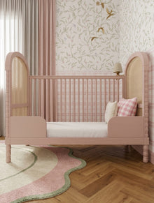 Berço Lorde Inglês com Palha na cor Rosa, convertido em mini-cama, vista em ângulo.