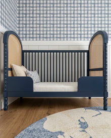 Berço Lorde Inglês com Palha na cor Azul Marinho, convertido em mini-cama, vista em ângulo no quarto.