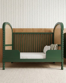 Berço Lorde Inglês com Palha na cor Verde Escuro, convertido em mini-cama, vista em ângulo.