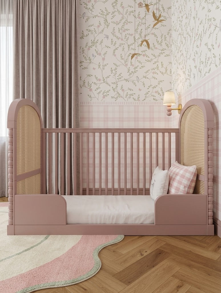 Berço Lorde Inglês com Palha na cor Rosa, convertido em mini-cama, no quarto.
