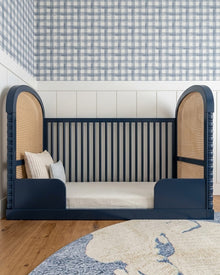 Berço Lorde Inglês com Palha na cor Azul Marinho, convertido em mini-cama, com o painel de palha à vista.