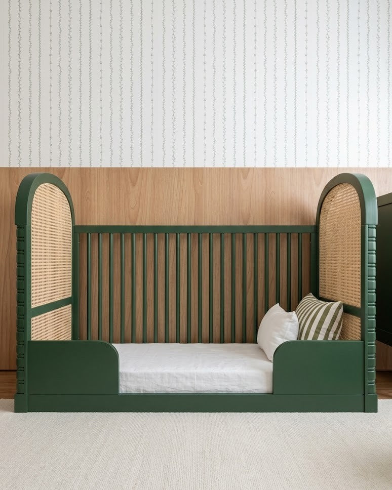 Berço Lorde Inglês com Palha na cor Verde Escuro, convertido em mini-cama, no quarto.