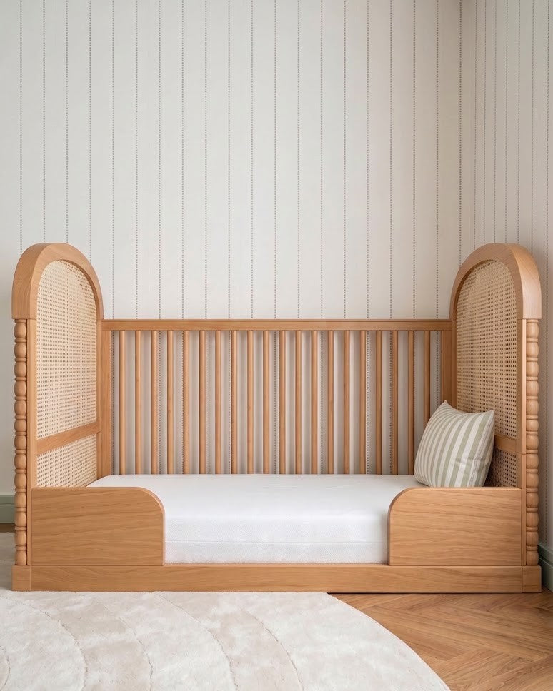 Berço Lorde Inglês com Palha na cor Madeira Carvalho, convertido em mini-cama, no quarto.