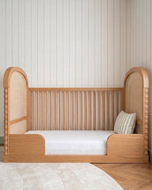 Berço Lorde Inglês com Palha na cor Madeira Carvalho, convertido em mini-cama, no quarto.